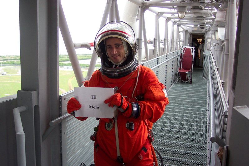 Mike Ciannilli holding a Hi Mom sign